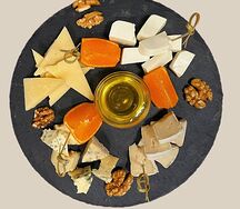 Сырная тарелка с ягодным джемом