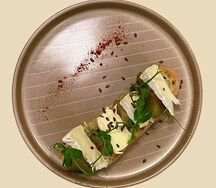 Брускетта с камамбером и пьяной грушей
