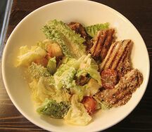 Салат Цезарь с курицей
