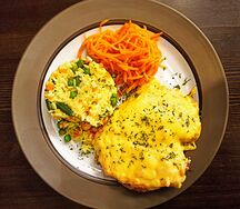 Куриная грудка под овощами