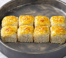 Ролл Хоккайдо с лососем и крабом