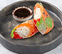 Спринг-ролл с лососем