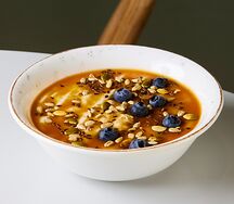 Каша овсяная на коровьем молоке с соленой карамелью и семечками
