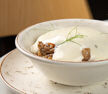 Каша гречневая с говядиной, муссом из пармезана и луком фри