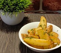 Картофель по-деревенски с зеленью и чесноком