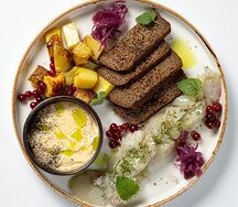 Треска с бородинским айоли