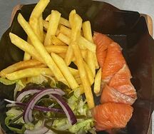 Слабосоленый лосось с картошкой фри и микс-салатом