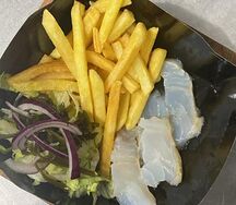 Треска маринованная с картофелем фри и микс-салатом