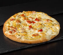 Лепешка с томатами и базиликом