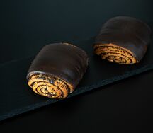 Булочка маковая в шоколадной глазури