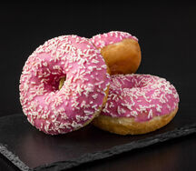 Донат с розовой глазурью