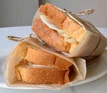 2 сэндвича с ветчиной и сыром 