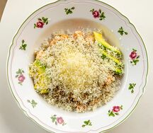 Зеленая гречка с яйцом пашот и креветками