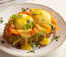 Бенедикт с рукколой и лососем слабой соли