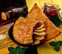Чебурек с клубникой и бананом