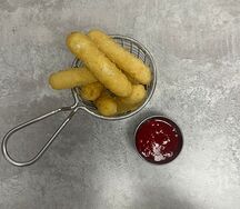 Сырные палочки с клюквенным соусом закуска