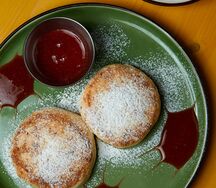 Сырники с клубничным вареньем