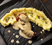 Рулет с овощами, грибами и перечным соусом