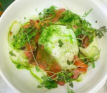 Зелёный салат с лососем, яйцом и коньячным соусом