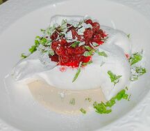 Павлова с брусникой