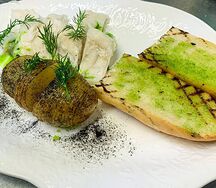Солёная треска с багетом и картофелем конфи