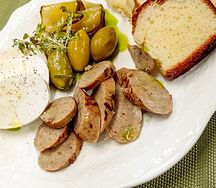 Колбаса домашняя с сыром, оливками и хлебом 