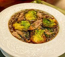 Луковый суп с уткой конфи