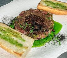Тартар из говядины с жареной хлебной крошкой и костным мозгом