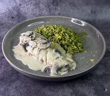 Куриная грудка в сливочном соусе с пастой орзо