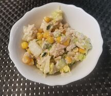 Салат из пекинской капусты со свежим огурцом, кукурузой и куриным филе