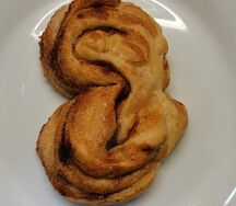 Плюшка с сахаром и корицей