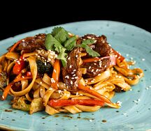 Пшеничная лапша с говядиной и устричным соусом