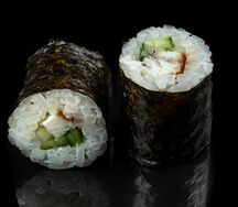 Мини-ролл с угрем и огурцом