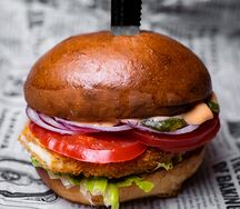 Бургер с мясом цыпленка