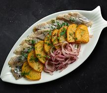 Сельдь с жареным картофелем и маринованным луком