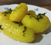 Картофель варёный с зеленью и маслом