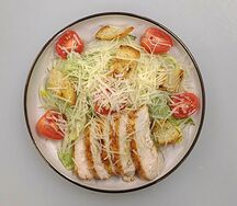 Салат Цезарь с куриной грудкой