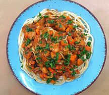 Спагетти с курицей и овощами