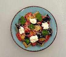 Салат с хрустящими баклажанами, кинзой и творожным сыром
