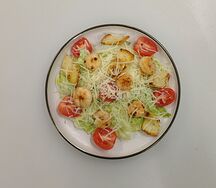 Салат Цезарь с креветками