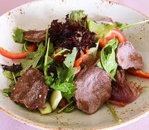 Салат с теплой говядиной и овощами