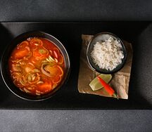 Том ям с креветками, морским гребешком и грибами цао гу