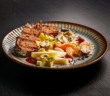 Сыры фермерские с клубничной мастардой и хрустящим тартином
