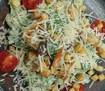 Салат Цезарь с креветками