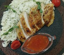 Куриная грудка на гриле с рисом в сливочном соусе