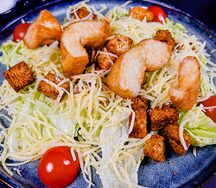 Салат Цезарь с курицей