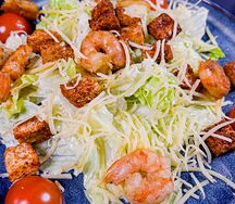 Салат Цезарь с креветками