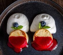 Сырники с малиновым соусом и сметанным муссом 