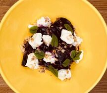 Салат с запеченной свеклой и творожным сыром 