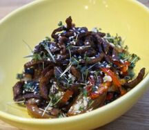 Тёплый салат с говядиной и овощами гриль